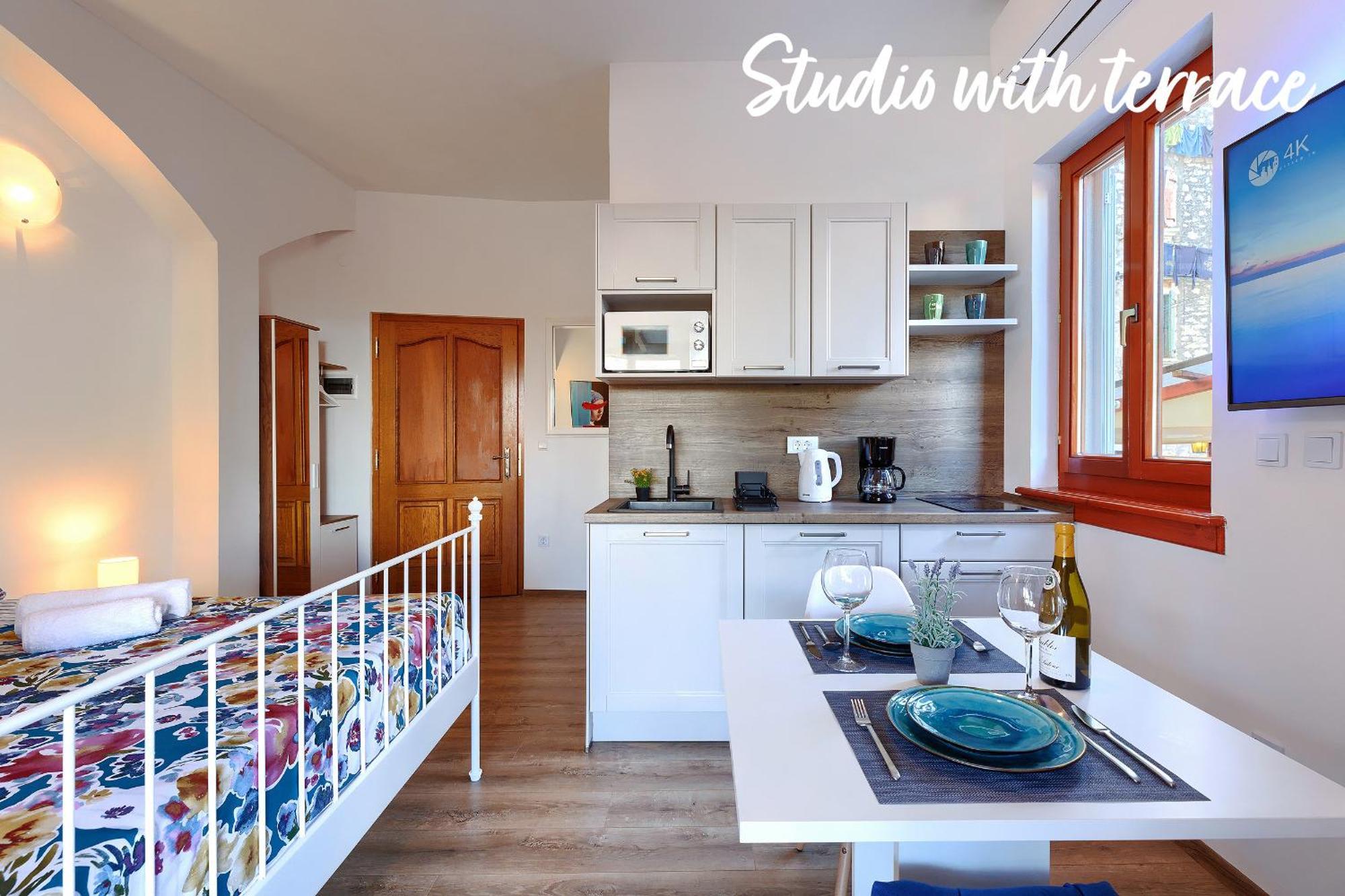 Studios Notte Sul Porto Ровинь Экстерьер фото