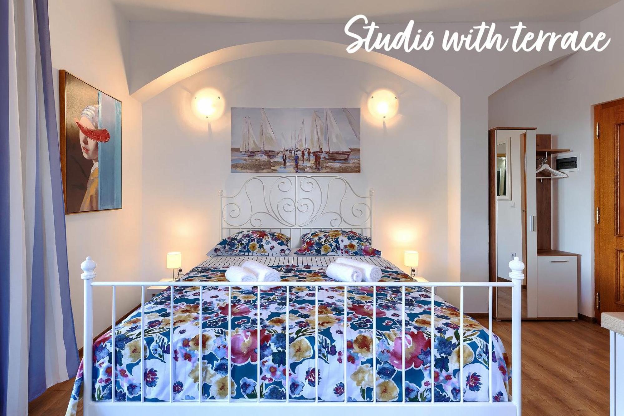 Studios Notte Sul Porto Ровинь Экстерьер фото
