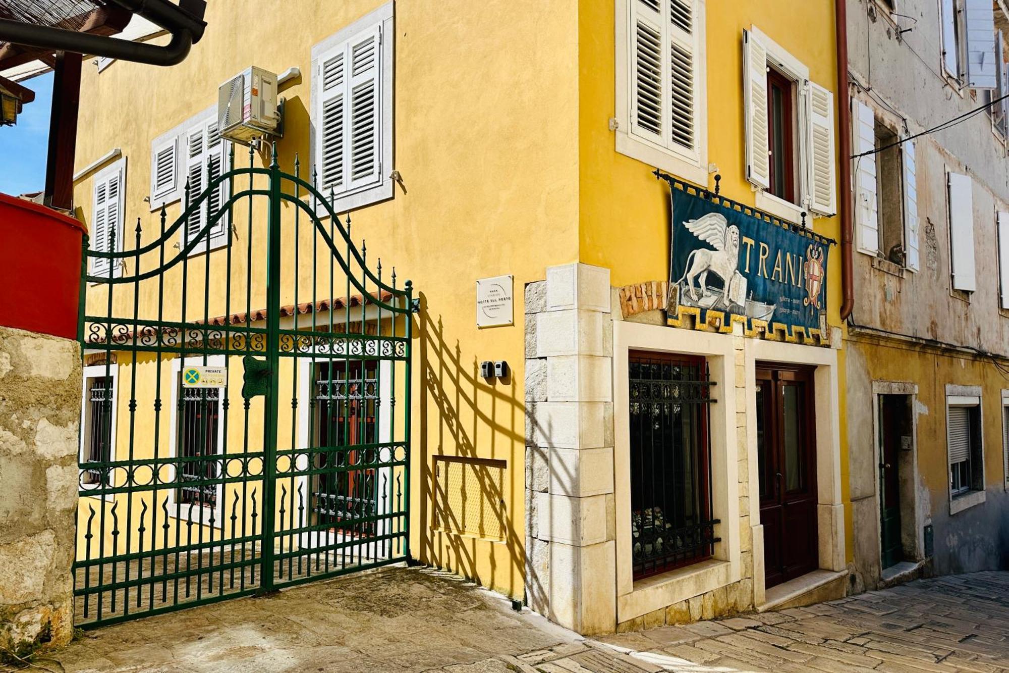 Studios Notte Sul Porto Ровинь Экстерьер фото